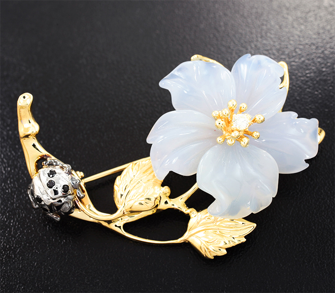 Золото Золотая брошь с резным халцедоном 28,29 карата, черными шпинелями и бриллиантами