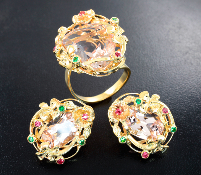 Золото Комплект с морганитами 29,65 карата, цаворитами гранатами и рубинами