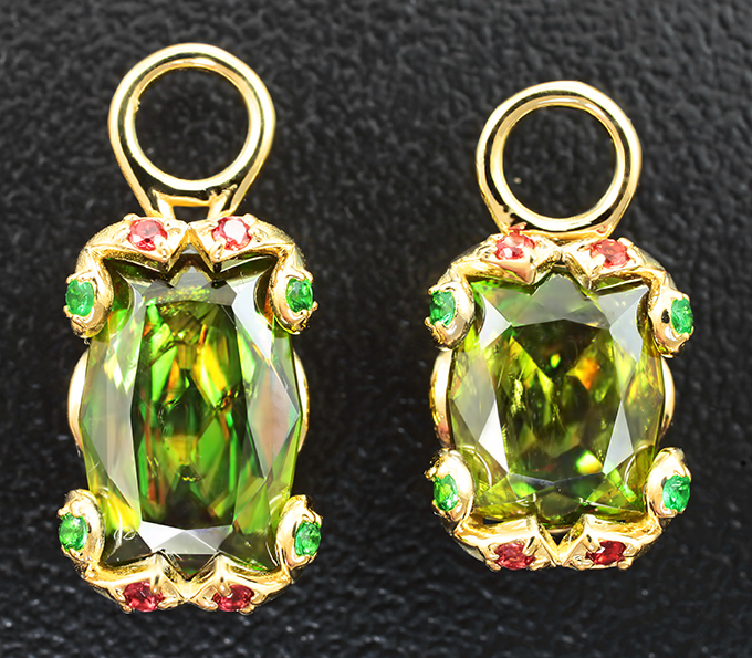 Золото Серьги со сфенами авторской огранки 4,79 карата, красными сапфирами и цаворитами