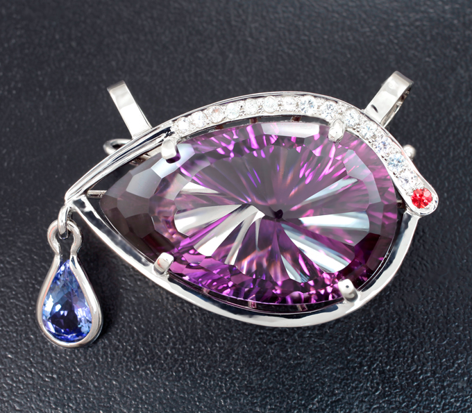 Золото Брошь с аметистом лазерной огранки 34,83 карата, танзанитом, красным и бесцветными сапфирами 