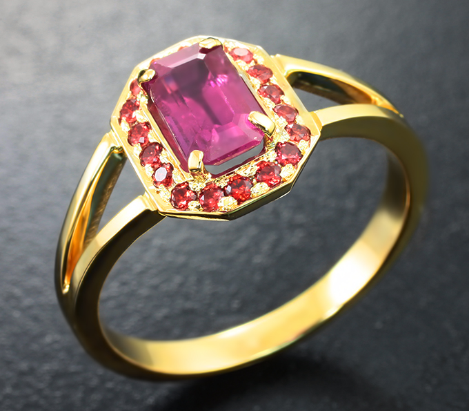 Золото Кольцо с рубином 0,99 карата и красными сапфирами