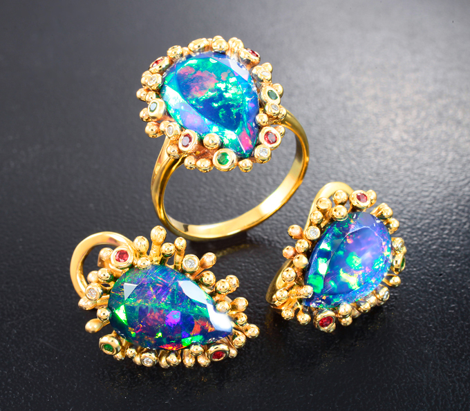 Золото Комплект с ограненными черными опалами 8,59 карата, цаворитами гранатами, красными сапфирами и бриллиантами