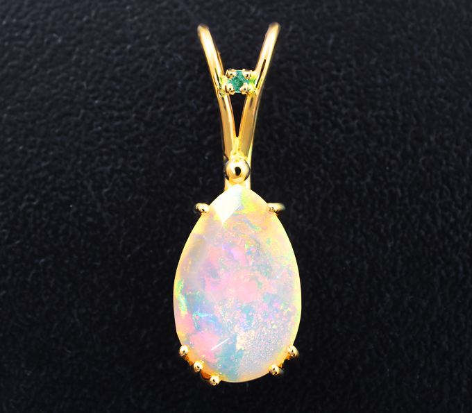 Золото Кулон с ограненным эфиопским опалом 2,19 карата и изумрудом