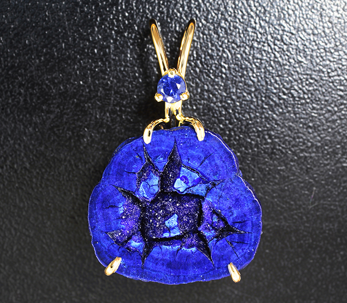 Золото Кулон с азуритом 20,27 карата и синим сапфиром