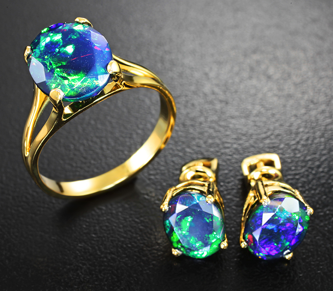 Золото Комплект с ограненными черными опалами 5,01 карата