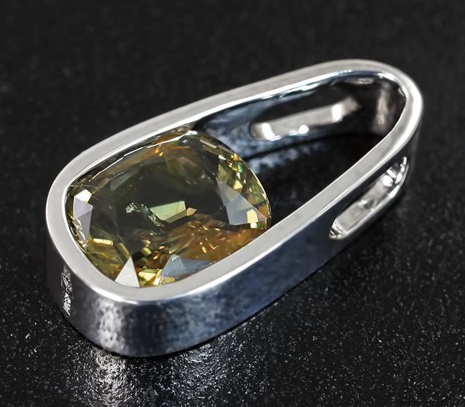 Золото Кулон с желто-зеленым сапфиром 2,1 карата