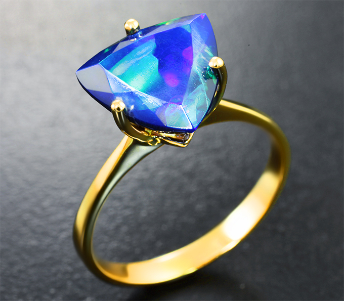 Золото Кольцо с ограненным черным опалом 2,41 карата