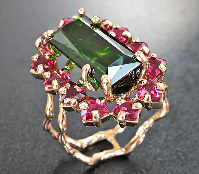 Золото Кольцо с крупным зеленым 10,19 карата и рубеллитами турмалинами