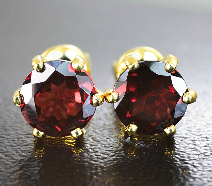 Золото Пусеты с пиропами гранатами 1,85 карата