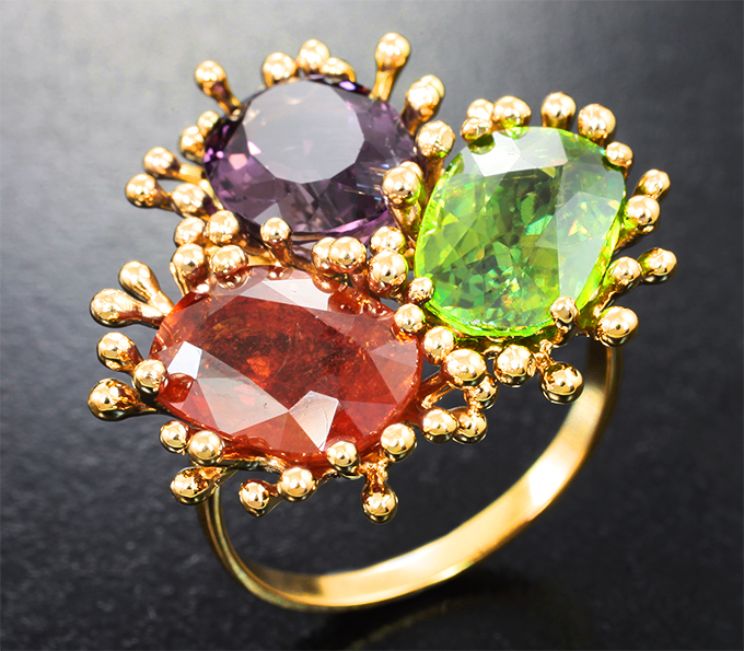 Золото Кольцо с крупым зеленым сфеном, спессартином «фанта» и скаполитом топового цвета