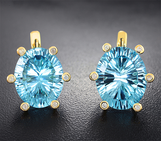 Золото Серьги с крупными голубыми топазами лазерной огранки 28,85 карата и лейкосапфирами
