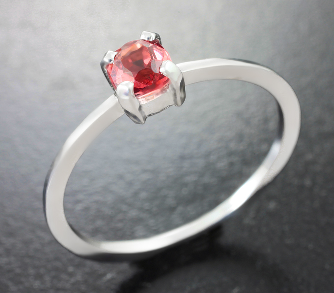 Серебро 925 Кольцо с розово-оранжевой шпинелью 0,55 карата