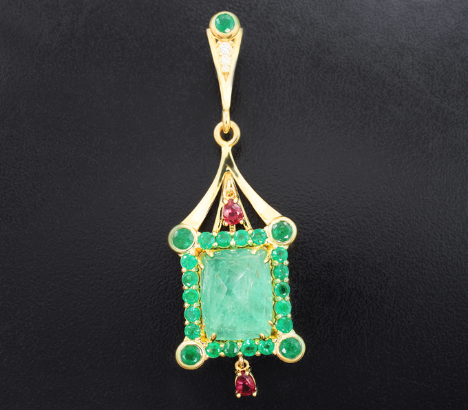 Золото Кулон с изумрудом «сахарная голова» 10,48 карата, ограненными изумрудами, рубинами и бриллиантами