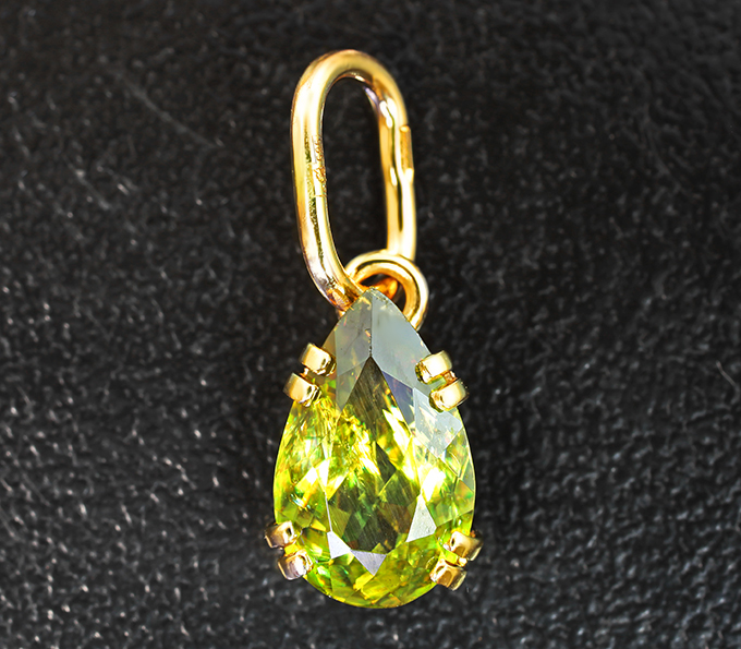 Золото Золотой кулон с желто-зеленым сфеном 1,7 карата