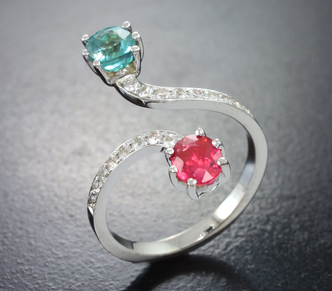 Золото Кольцо с рубиновой шпинелью 0,42 карата, редким грандидьеритом высокой чистоты и лейкосапфирами