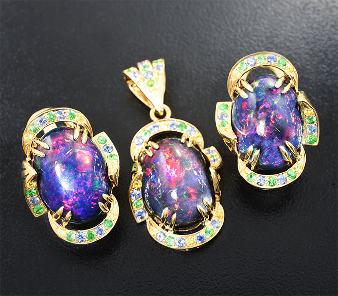 Золото Комплект с кристаллическими черными опалами 22,22 карата, сапфирами и цаворитами 