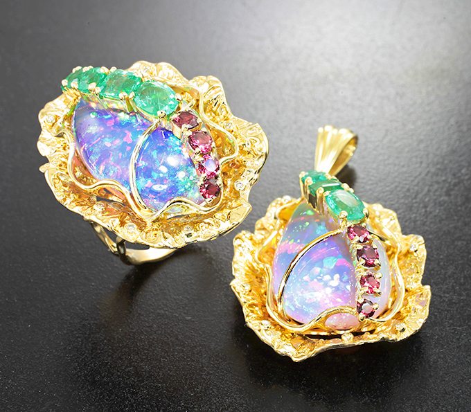 Золото Комплект с кристаллическими эфиопскими опалами 37,5 карата, изумрудами, красными шпинелями и бриллиантами