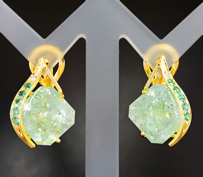 Золото Серьги с крупными уральскими мятно-зелеными бериллами 16,92 карата, изумрудами и бриллиантами