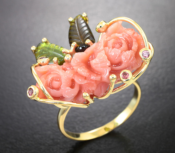 Золото Колько с резным solid кораллом 12,71 карата, зеленым турмалином и сапфирами