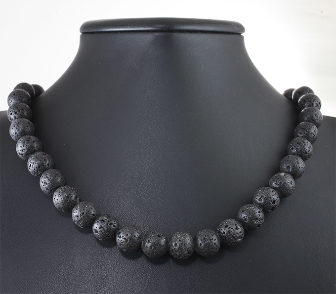 Золото Массивное стильное колье со сферами из вулканической лавы