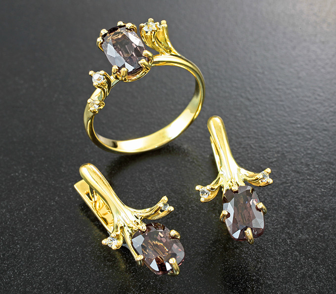 Золото Комплект с гранатами со сменой цвета 6,16 карата и бесцветными топазами