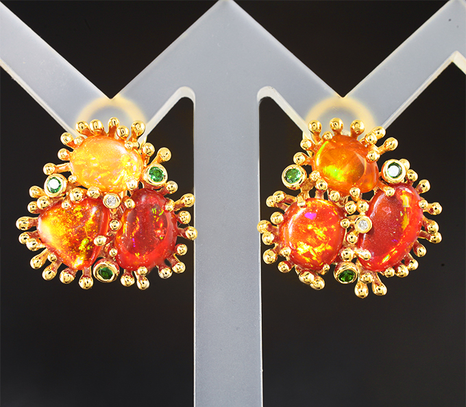 Золото Серьги с мексиканскими опалами 6,58 карата, цаворитами и бриллиантами