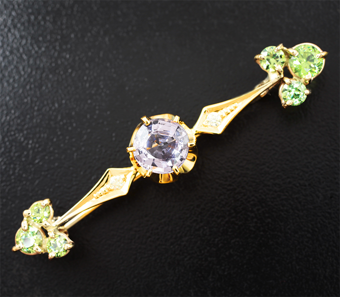 Золото Золотая брошь с нежно-сиреневой шпинелью 1,91 карата, уральскими демантоидами 1,4 карата и бриллиантами
