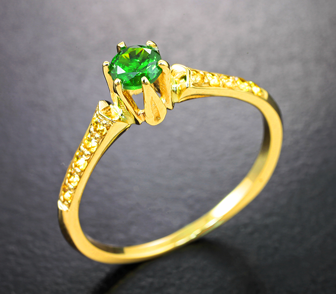 Золото Кольцо с уральским демантоидом 0,33 карата и золотистыми сапфирами