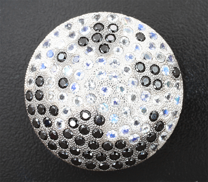 Золото Кулон с ограненым лунным камнем и черными шпинелями