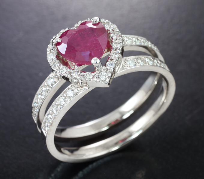Золото Кольцо с рубином 1,77 карата и бриллиантами