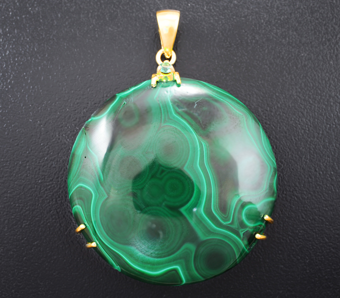Золото Кулон с уральским малахитом 83,46 карата и изумрудом