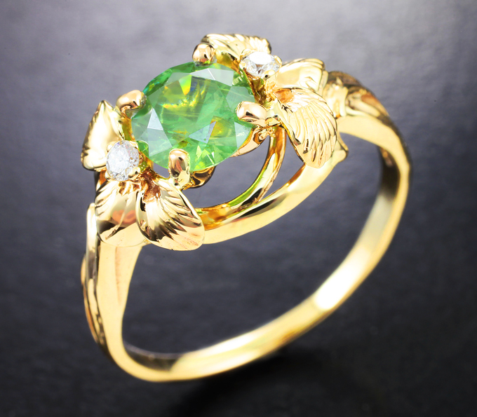 Золото Кольцо с уральским демантоидом 0,99 карата и бриллиантами