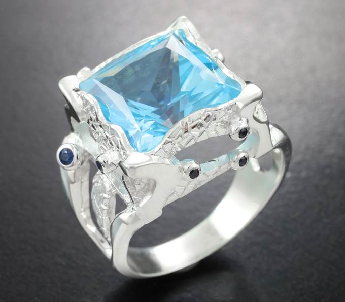 Серебро 925 Кольцо с  чистейшим голубым топазом 10,76 карата и синими сапфирами