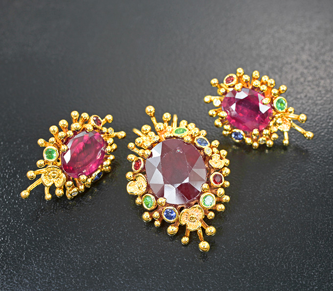 Золото Комплект с рубинами 15,93 карата, красными и синими сапфирами, цаворитами и бриллиантами