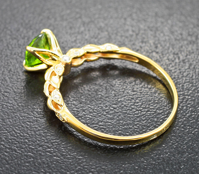 Кольцо с уральским демантоидом 1,09 карата и бриллиантами