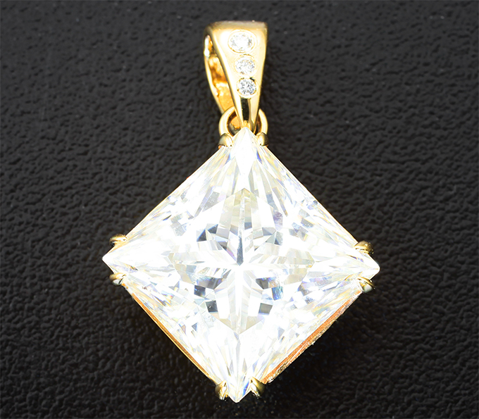Золото Кулон с муассанитом высокой чистоты 9,64 карата и бриллиантами