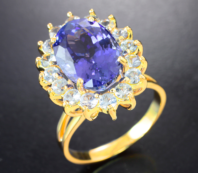 Золото Кольцо с чистейшим танзанитом 7,09 карата и бесцветными цирконами