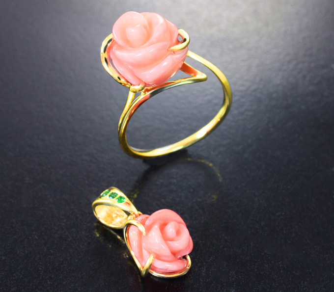 Золото Комплект с резными кораллами 9,85 карата и цаворитами