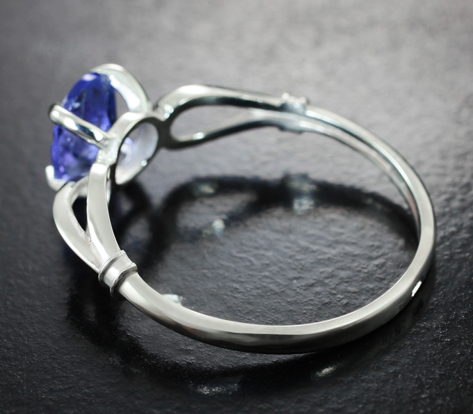 Серебряное кольцо с танзанитом 1,05 карата