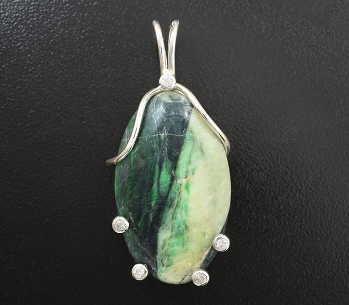 Серебро 925 Кулон с крупным мау-сит-ситом 38 карата и бесцветными цирконами