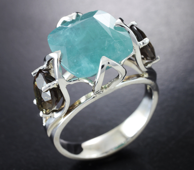 Золото Кольцо с крупным грандидьеритом 6,7 ккарата и гранатами со сменой цвета