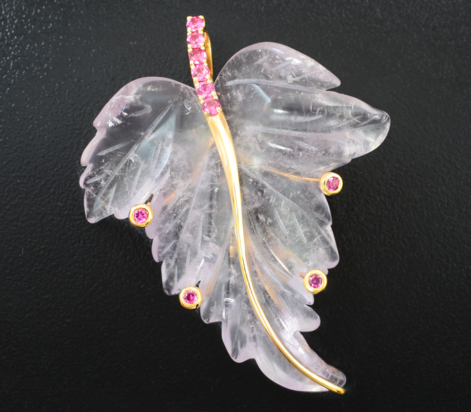 Золото Кулон с резным аметистом 50,59 карата и рубинами