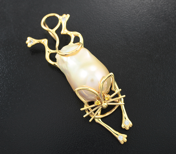 Золото Кулон с морской жемчужиной барокко 40,06 карата, желтыми и бесцветными сапфирами