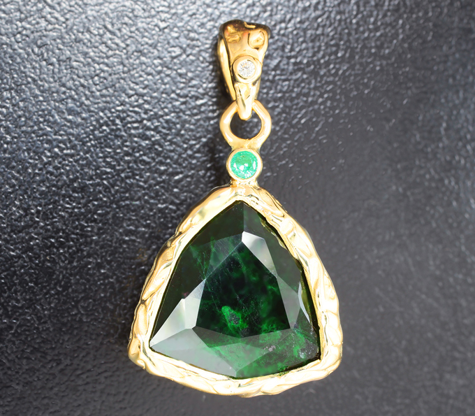 Золото Кулон с мау-сит-ситом 12,86 карата, уральским изумрудом и бриллиантом