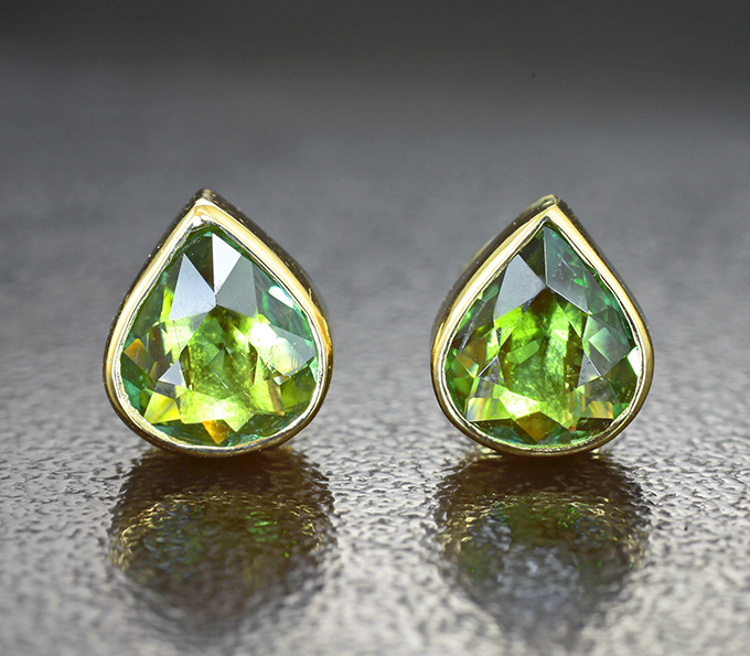 Золото Пусеты с желтовато-зелеными сапфирами высокой чистоты 1,12 карата