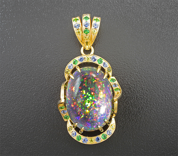 Золото Кулон с крупным кристаллическим черным опалом 15,92 карата, цаворитами и разноцветными сапфирами