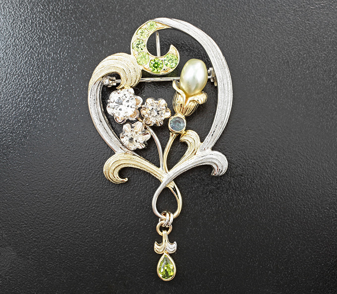 Золото Брошь/кулон с уральским александритом 0,25 карата, хризобериллом, уральскими демантоидами, пастельно-оранжевыми фенакитами и жемчужиной Keshi