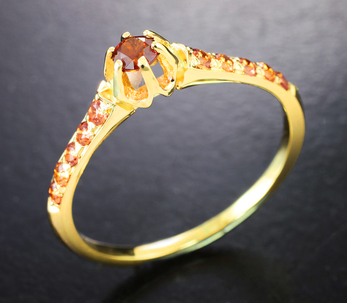 Золото Кольцо с уральским топазолитом 0,16 карата и оранжевыми сапфирами