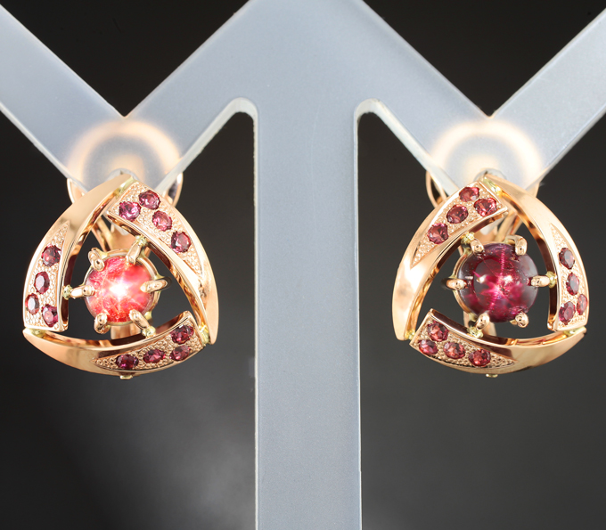 Золото Золотые серьги со звездчатыми рубинами 3,01 карата и ярко–красными сапфирами