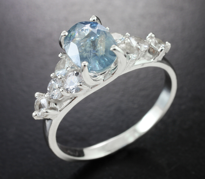 Серебро 925 Кольцо с голубым сапфиром 2,4 карата и лейкосапфирами